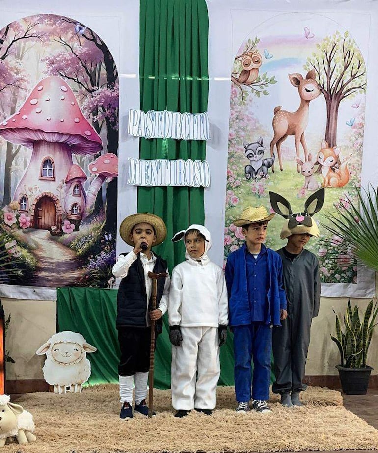 El cuento "El pastorcito mentiroso" fue representado por Santino Miranda, Alexis Correa, Elías Molinas y José López.