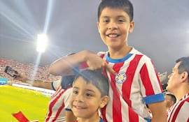 Martín y Mateo Duarte Recalde. Con sus camisetas puestas brillan de felicidad. ¡Fuerza Paraguay!