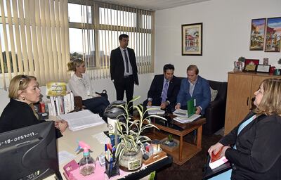 Dany Durand (de saco azul) y su esposa Luz Marina González (camisa blanca), en la audiencia de imposición de medidas ante la jueza Cynthia Lovera (izq.).
