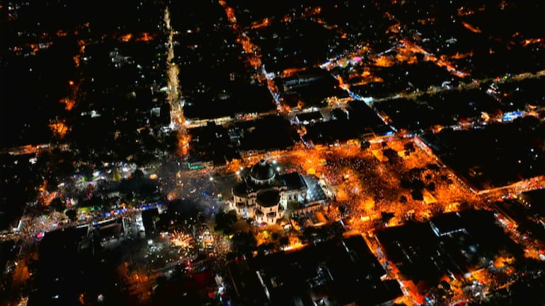 Multitud celebró la llegada del Día de la Virgen con serenata y devoción en la Basílica