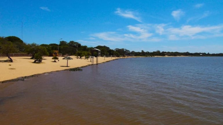Con la crecida del río Paraná, también subió el agua en el lago Sirena de Cerrito.