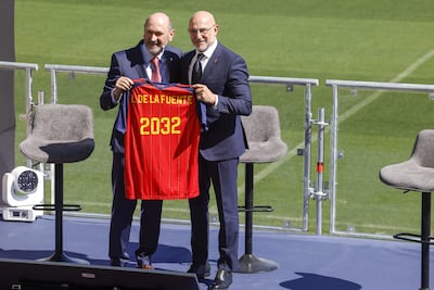 El presidente de la Real Federación Española de Fútbol, Rafael Louzán (i), durante el acto de renovación del seleccionador absoluto, Luis de la Fuente, hasta 2032.