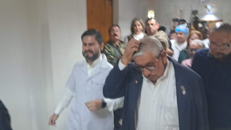 VDB El doctor Isaias Fretes y comitiva visitando el IPS de Caaguazú.