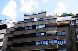 Uno de los cientos edificios de Bucarest marcados con el "punto rojo" que indican un riesgo grave de derrumbe en caso de un fuerte terremoto con la leyenda: edificación técnicamente revisada y clasificada en riesgo sísmico clase I.