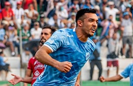 Alfio Oviedo grita el primero de sus 2 goles.