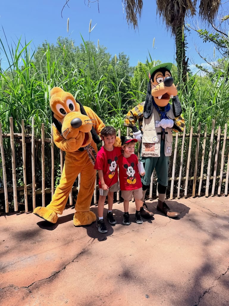 Piero y Paulo Ruiz Díaz Volpe con sus personajes favoritos en un parque de diversiones. (Instagram/Antonella Volpe)