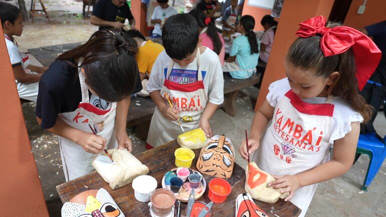 Los niños demuestran su arte tallando el timbó rapo y elaborando las emblemáticas máscaras ancestrales que identifican a Tobatí.