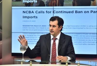 Marcelo González viceministro de agricutura y ganadería en Mesa con Enrique Vargas Peña.