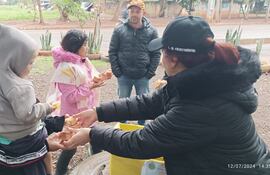 Los alimentos fueron entregados a personas de escasos recursos.