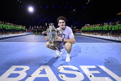 El brasileño Joao Fonseca posa con el trofeo alcanzado este domingo en Basilea, Suiza.