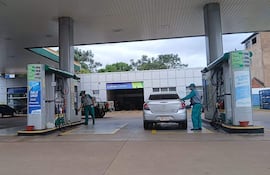 Cliente abastece su vehículo con combustible en una estación de servicios.
