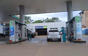 Cliente abastece su vehículo con combustible en una estación de servicios.