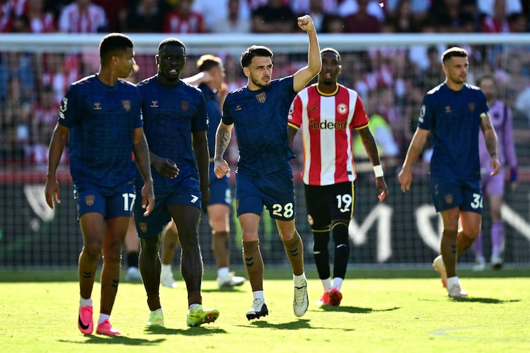 El centrocampista francés del Sunderland Enzo Le Fée celebra tras anotar desde el punto de penalti durante el partido de fútbol de la Premier League inglesa entre el Brentford y el Sunderland en el Estadio Gtech Community en Londres.
