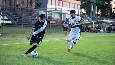 Leonardo Otaño de Danubio intenta salir jugando ante la presión de Alan Cano, ayer en San Lorenzo.