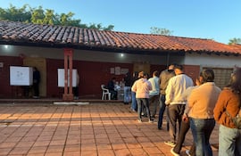 Desde tempranas horas, los jóvenes acudieron a las urnas para ejercer su derecho al voto.