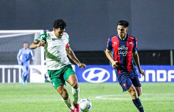El jugador de Palmeiras, Luighi Hanri (i), durante un partido de la Copa Libertadores Sub 20.