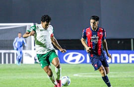El jugador de Palmeiras, Luighi Hanri (i), durante un partido de la Copa Libertadores Sub 20.