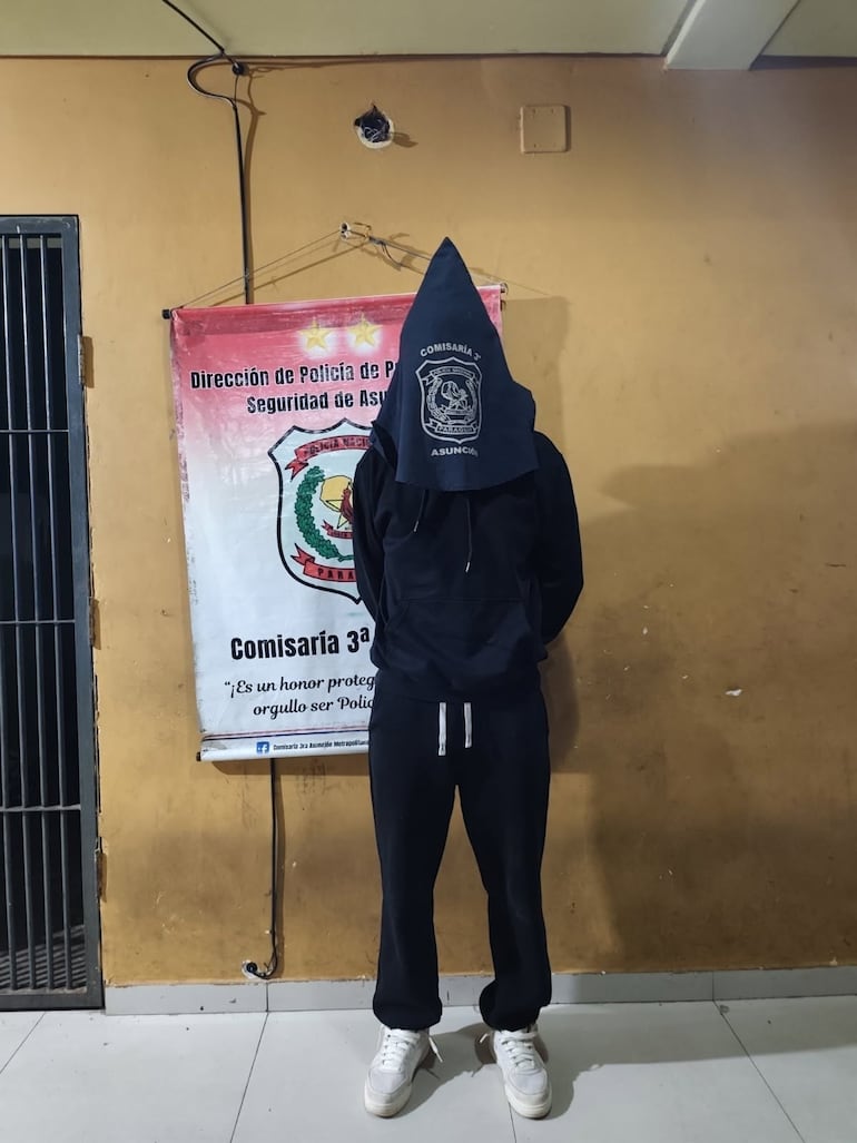 Demorados y detenidos en la zona del microcentro de seguridad, durante el evento "El centro alienta", por el partido entre Paraguay y Estados Unidos anoche.