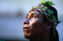 Un integrante de la comunidad indígena Ava Guaraní Paranaense participa en una manifestación frente al Ministerio de Relaciones Exteriores, en Asunción, en setiembre pasado.