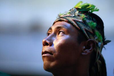 Un integrante de la comunidad indígena Ava Guaraní Paranaense participa en una manifestación frente al Ministerio de Relaciones Exteriores, en Asunción, en setiembre pasado.
