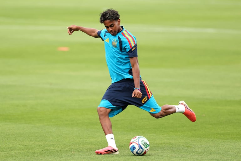 Lamine Yamal de España entrena durante la sesión de entrenamiento de España un día antes del partido de dieciseisavos de final de la Copa Mundial de la FIFA 2026 entre España y Austria en el Los Angeles Stadium, en Inglewood, California.