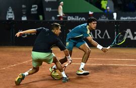 Daniel Vallejo (d) y el peruano Gonzalo Bueno, compañeros en la llave de dobles del Itajaí Open.