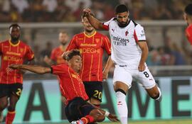 Ruben Loftus-Cheek (d), autor del primer gol para el AC Milan, se dispone a rematar el balón pese a la marca de dos jugadores del Lecce. (EFE).