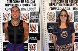 Franccesco Nathannael con camiseta negra y pantalones cortos, sonriente, junto a Josefina con gafas de sol y camiseta negra en comisaría.