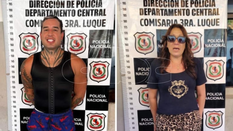 Franccesco Nathannael con camiseta negra y pantalones cortos, sonriente, junto a Josefina con gafas de sol y camiseta negra en comisaría.