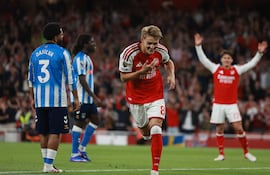 Martin Odegaard del Arsenal celebra tras marcar el gol del 3-0 durante el partido de la Premier League inglesa entre el Arsenal FC y el Coventry City FC, en Londres, Gran Bretaña.