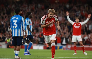 Martin Odegaard del Arsenal celebra tras marcar el gol del 3-0 durante el partido de la Premier League inglesa entre el Arsenal FC y el Coventry City FC, en Londres, Gran Bretaña.