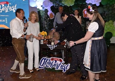 Jörg Herrera, viceembajador de Alemania, y Katja Afheldt, embajadora de la UE en el lanzamiento del Oktoberfest.