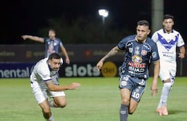 El atacante del Sportivo San Lorenzo Alex “Neymar” Álvarez transporta el esférico ante la marca del lateral izquierdo del Sportivo Ameliano Jesús Abel Paredes.