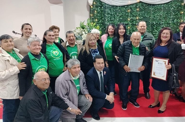 La Asociación de Adultos Mayores «Excombatiente Genaro Ozuna» recibió el reconocimiento por parte del municipio local por su destacada trayectoria promoviendo espacios para la capacitación, la actividad física, la salud y la cultura.