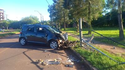 Conductor de plataforma chocó contra poste de tendido eléctrico en la costanera de Encarnación.