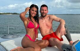 Antonela Roccuzzo y Lionel Messi paseando en alta mar.