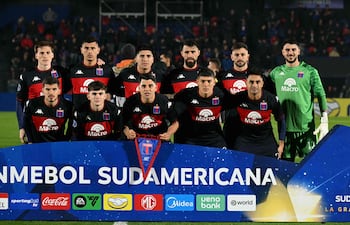 Tigre players pose for a team photo ahead of the second leg of the Copa Sudamericana knockout round play-off football match between Argentina's Tigre and Uruguay's Nacional at the Jose Dellagiovanna stadium in Victoria, Buenos Aires province, Argentina, on July 28, 2026. (Photo by Luis ROBAYO / AFP)