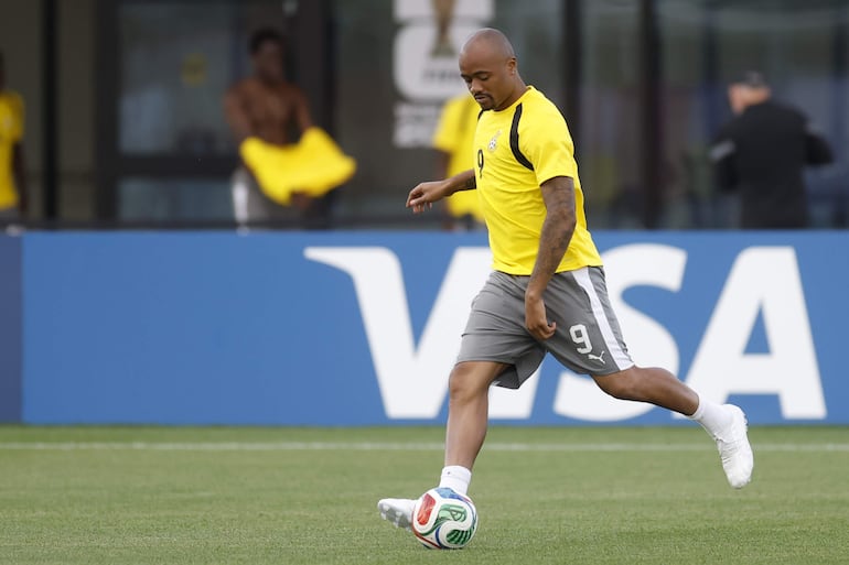 Jordan Ayew de Ghana patea un balón durante un entrenamiento este martes, en el Centennial Park en Toronto (Canadá).