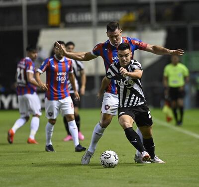 Diego Churín, jugador de Cerro Porteño, y Lucas Sanabria, futbolista de Libertad, pelean por el balón en un partido por la fecha 16 del torneo Apertura 2024 del fútbol paraguayo en el estadio La Huerta, en Asunción.