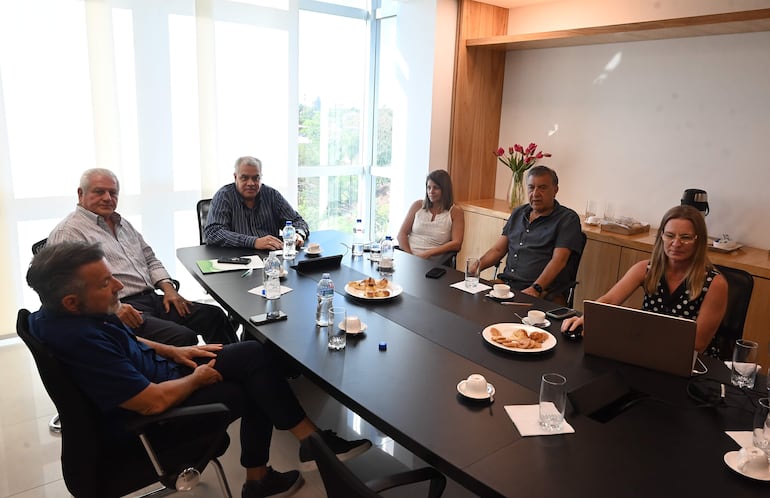 Gerardo García, presidente de Cifarma con representantes de otras cámaras proveedoras del IPS. 