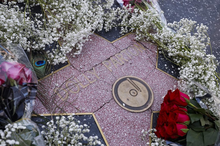 Los fanáticos de Dolly Parton depositaron flores junto a su estrella en el Paseo de la Fama de Hollywood. EFE/EPA/CHRIS TORRES