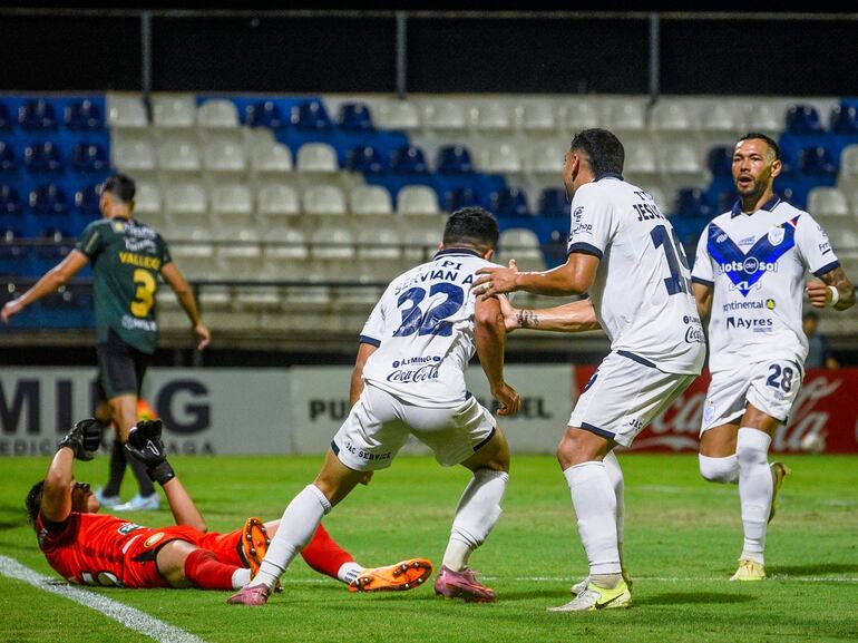 Alex Servián (32), futbolista de Sportivo Ameliano, celebra un gol en el partido frente a Rubio Ñu por la primera fecha del torneo Apertura 2026 de la Primera División de Paraguay en el estadio Ameliano Villeta, en Villeta, Paraguay.