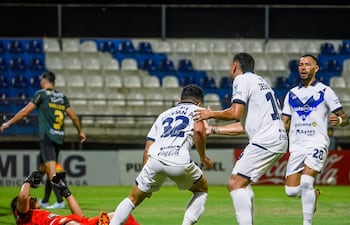Alex Servián (32), futbolista de Sportivo Ameliano, celebra un gol en el partido frente a Rubio Ñu por la primera fecha del torneo Apertura 2026 de la Primera División de Paraguay en el estadio Ameliano Villeta, en Villeta, Paraguay.