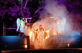 Jesús al tercer día revive de ente los muertos.