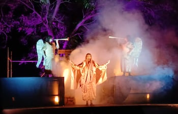 Jesús al tercer día revive de ente los muertos.