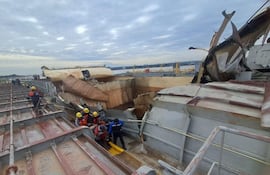 Expertos verifican la barcaza luego de la tragedia, que causó muerte de cinco trabajadores en la mañana del sábado.