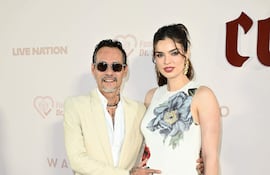 Marc Anthony y Nadia Ferreira llegaron así de elegantes a la gala benéfica de la Fundación Con Cora de Karol G. (Jason Koerner/Getty Images/AFP)