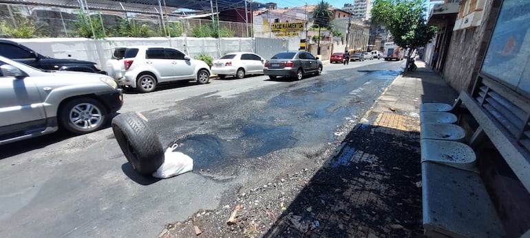 Vecinos colocaron un neumático viejo como señalización para los conductores. 