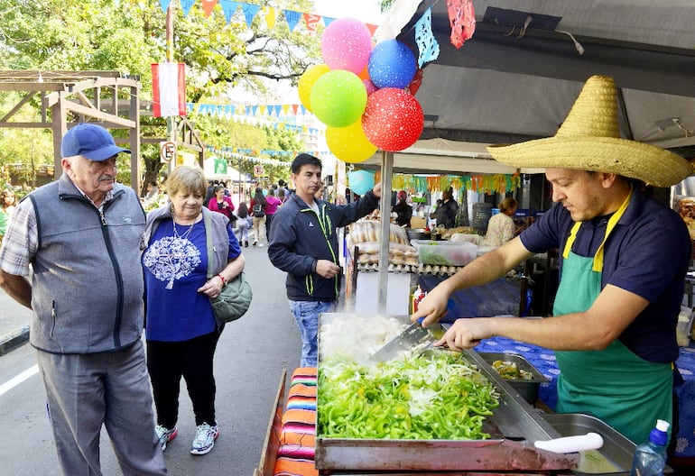 Incluso comidas mexicanas son ofrecidas en la feria gastronómica. También comidas típicas paraguayas.