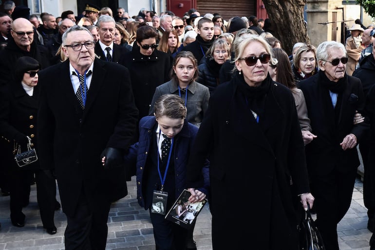 El hijo de Brigitte Bardot y su familia acompañaron al cortejo fúnebre que trasladó los restos de la actriz al cementerio de Saint-Tropez.
